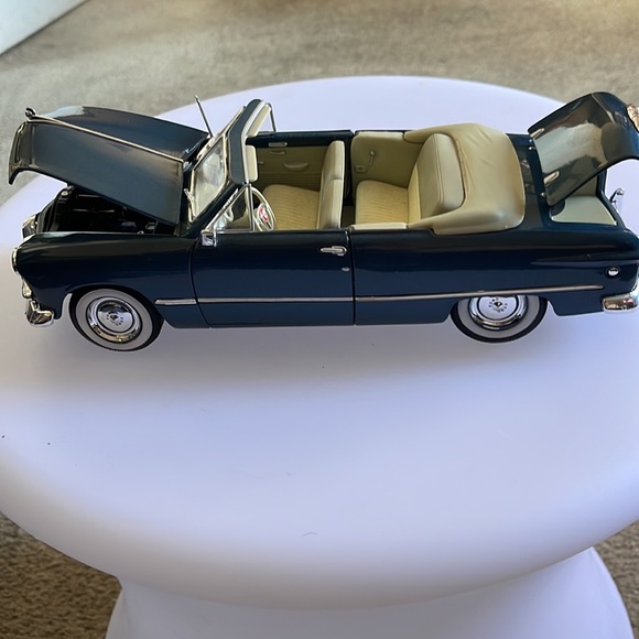 1949 Ford Convertible Blue Scale 1/18 Diecast Model Car by Maisto - Picture 11 of 11